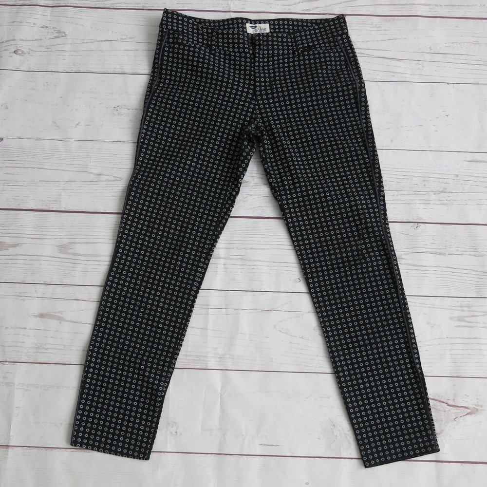 Old Navy The Diva Black Geo Daisy Cropped Capri Pants - Size 2